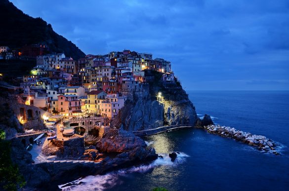 hinh anh thi tran bien Cinque Terre cua Y