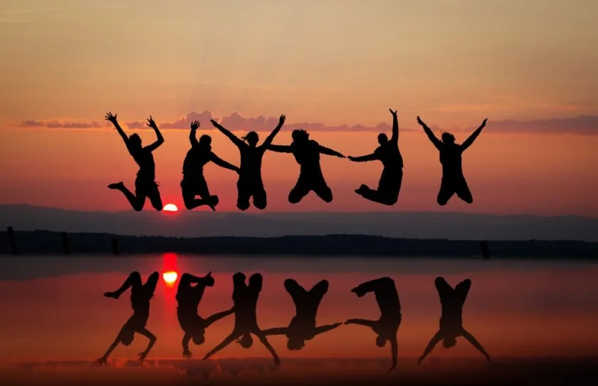 hinh anh nhom ban vui ve ben nhau