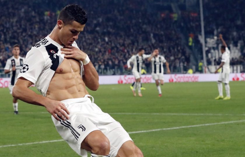 Ảnh Ronaldo phanh áo, lộ cơ bụng 6 múi cực chất