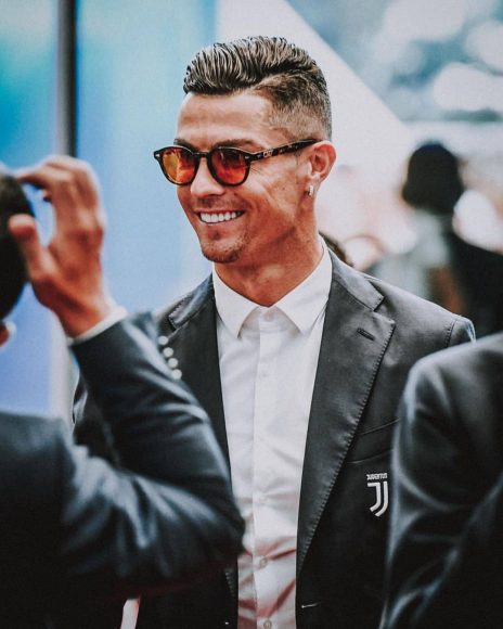 Anh Ronaldo deo kinh mac Vest cuoi tuoi