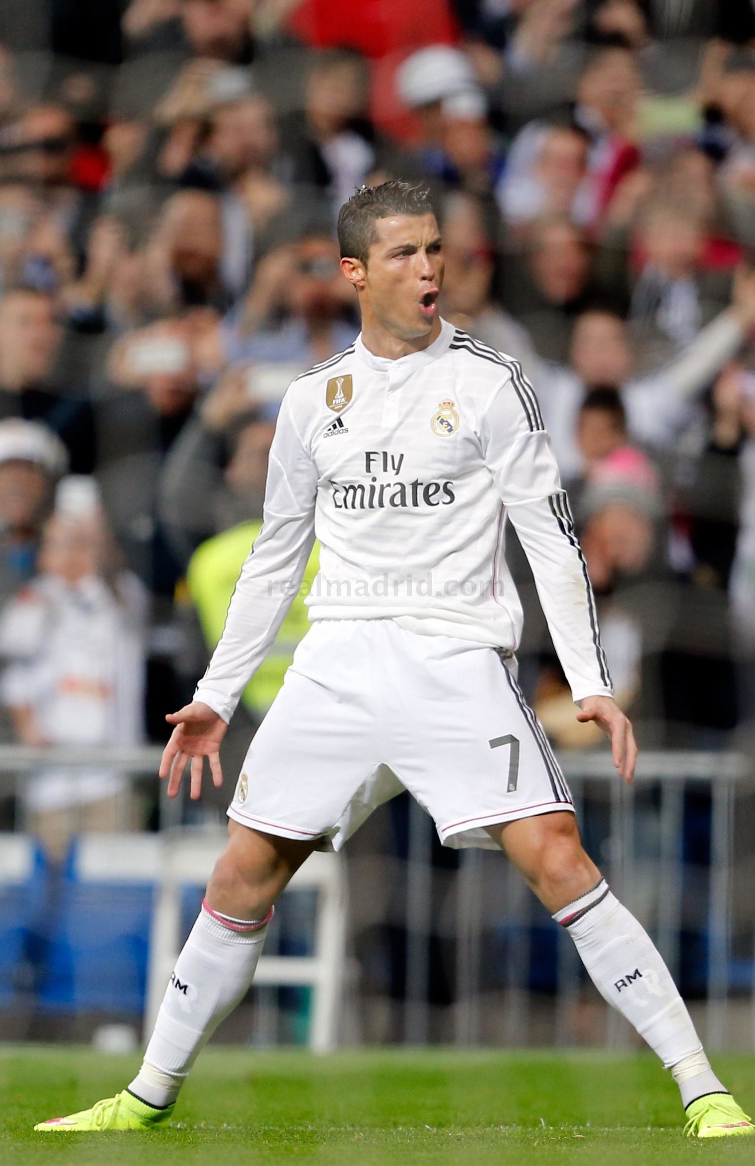 Hãy ngắm hình nền Ronaldo ăn mừng của chàng cầu thủ tài năng này. Anh ấy đã có nhiều khoảnh khắc đầy cảm xúc trong suốt sự nghiệp. Sự nhiệt tình của Ronaldo trong bóng đá đã thu hút rất nhiều người hâm mộ và hình nền này sẽ làm bạn cảm thấy vui vẻ khi nhìn thấy khi chàng ăn mừng vô địch.