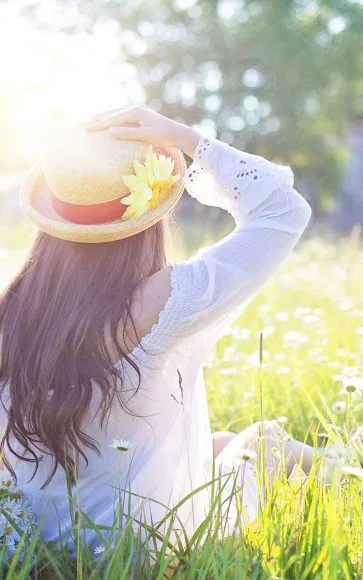 anh co gai xinh dep duoi nang mua he ruc ro