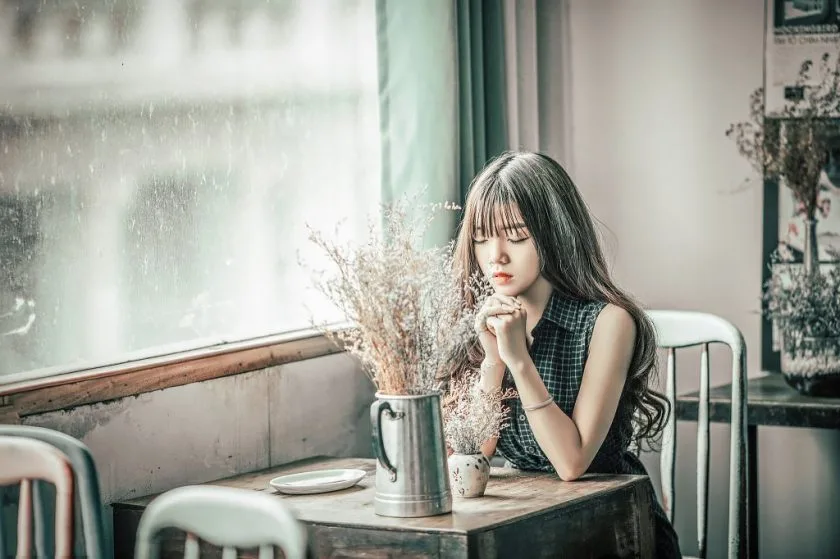anh gai xinh ngoi mot minh buon ben cua so