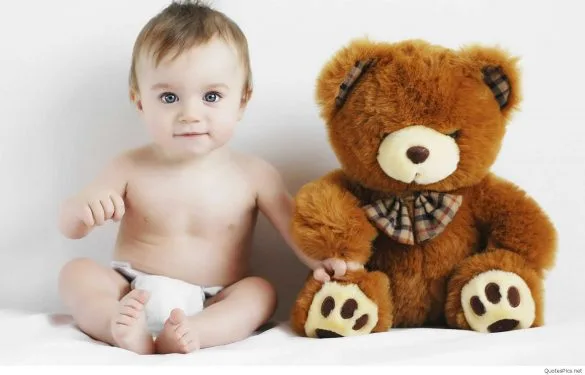 hinh anh be trai cute ben chu gau bong