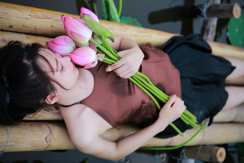 hinh anh hoa sen va nguoi dep