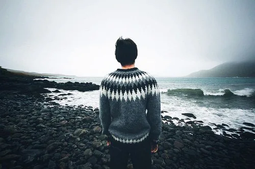 hinh anh con trai buon mot minh co don