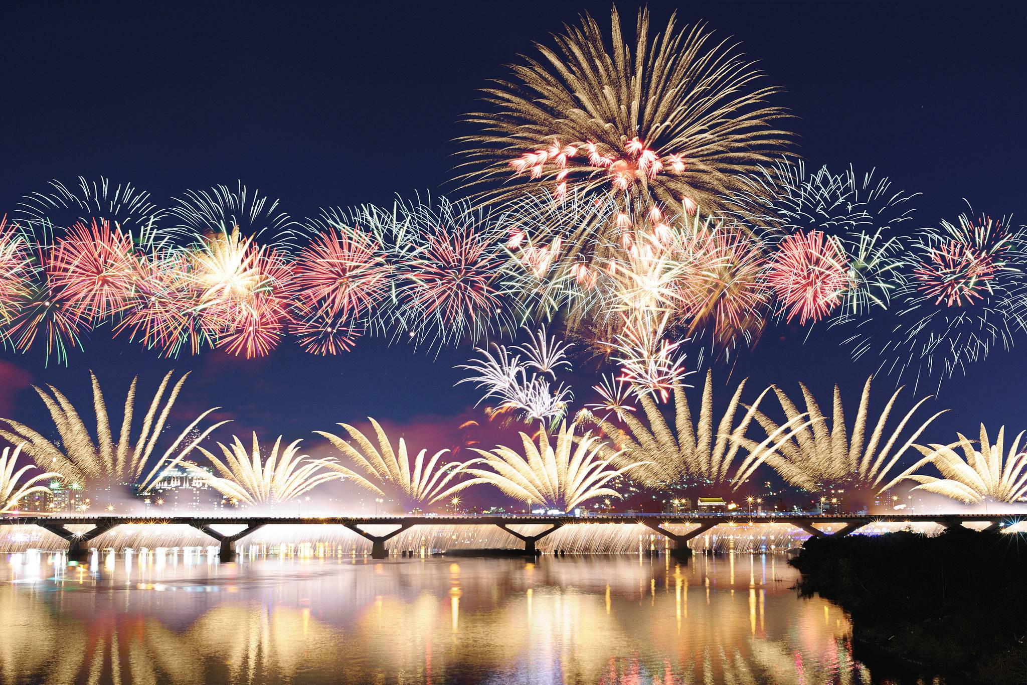 Hình ảnh pháo hoa rực rỡ chào đón năm mới 2021 trên khắp cả nước