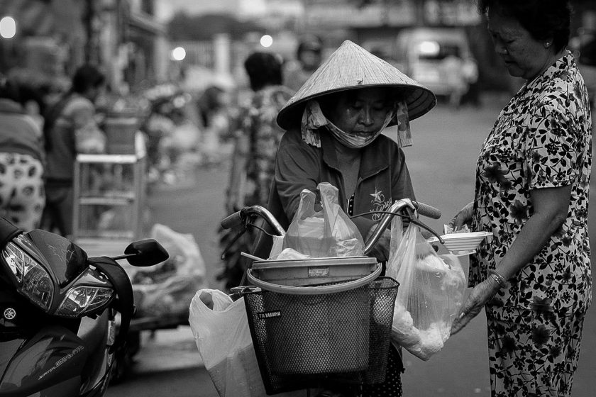 Hình ảnh người mẹ bán hàng bằng chiếc xe đạp cũ vất vả trên phố