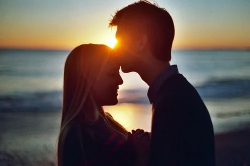 ảnh hôn người yêu say đắm, lãng mạn trong chiều hoàng hôn