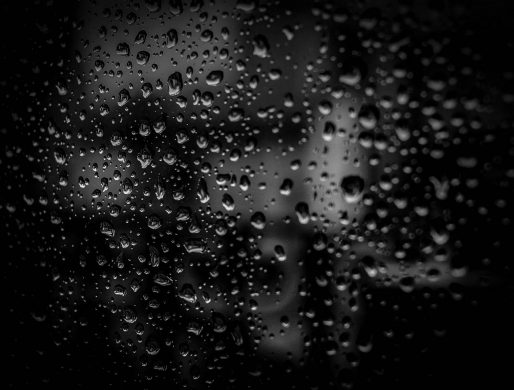Hình ảnh chụp đen trắng những giọt nước đọng trên tấm kính