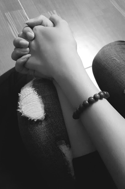 Với ảnh nắm tay đen trắng, bạn sẽ nhận ra bản chất của tình yêu đơn giản và chân thành. Hãy tạo cho mình những phút giây thư giãn và hòa mình vào tình cảm của những người đan xen tay nhau.