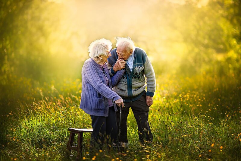 hình ảnh yêu thương ngọt ngào của vợ chồng khi về già