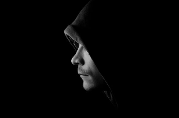 Hình nền đen người đàn ông buồn