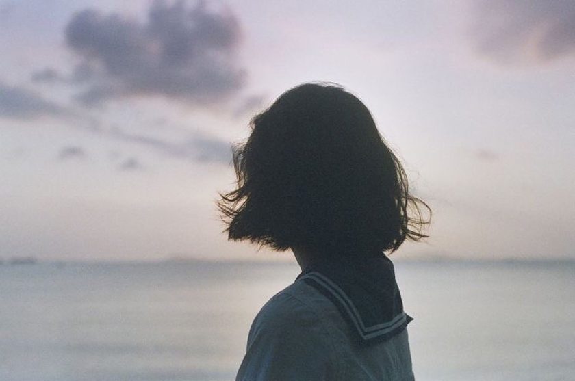 ảnh mạng buồn cô gái quay lưng bước đi