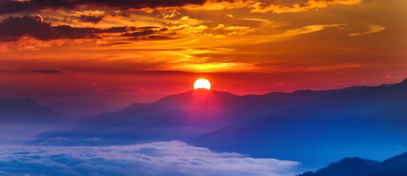 hình ảnh Mặt Trời mọc trên núi