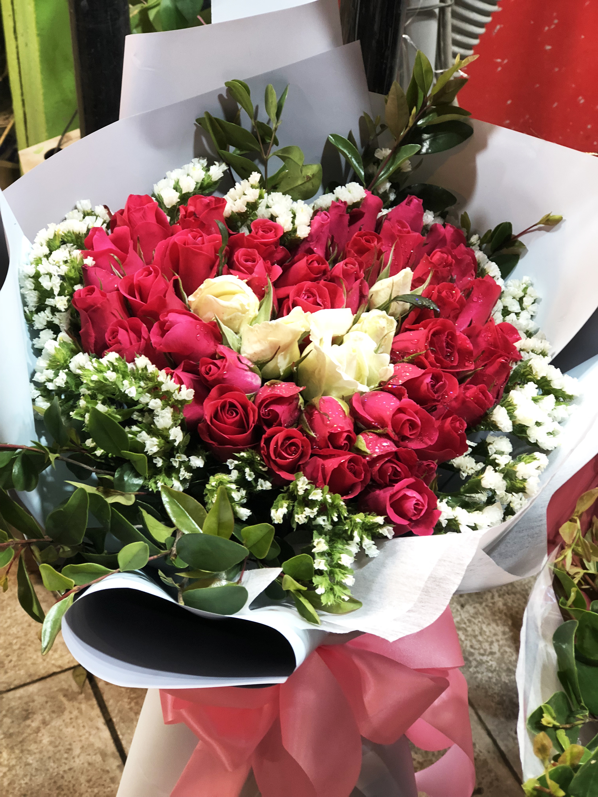 Valentine đã đến và đây là cơ hội tuyệt vời để bạn tặng cho nàng một bó hoa thật xinh đẹp. Hình ảnh những đóa hoa tươi tắn cùng cách bố trí tinh tế sẽ khiến bạn hoàn toàn bị chinh phục. Còn chần chờ gì nữa, hãy tham gia và tìm kiếm bó hoa hoàn hảo cho người mà bạn yêu thương.
