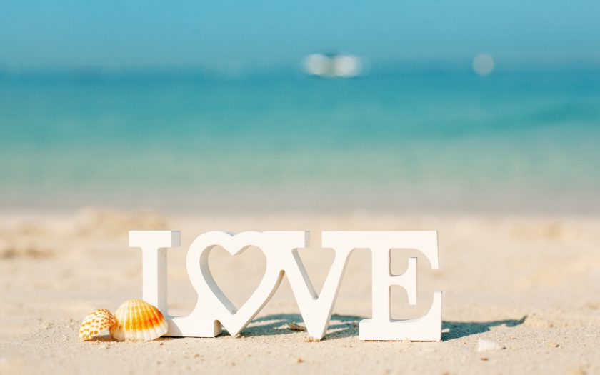 ảnh chữ love tình yêu trên bờ biển làm hình nền máy tính