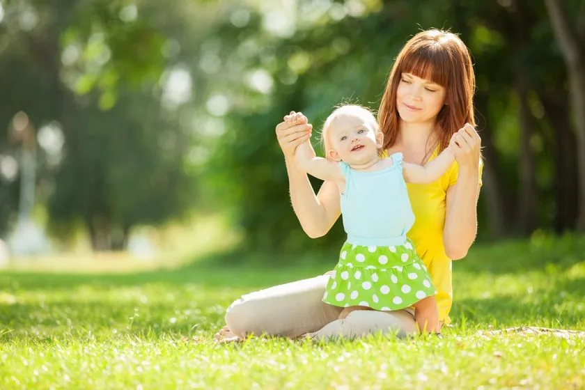 ảnh em bé và mẹ vui vẻ nô đùa