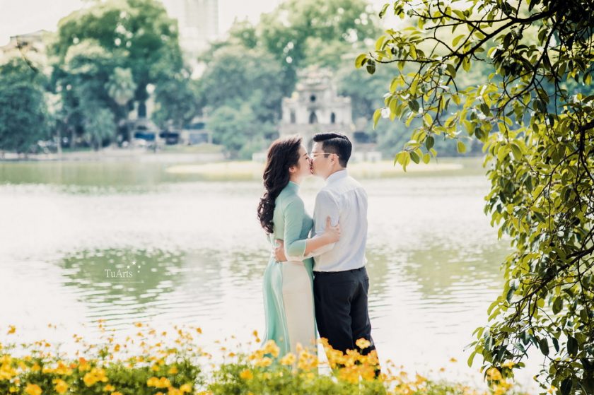 hình ảnh cặp đôi yêu nhau bên hồ hà nội
