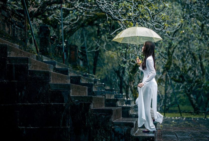 hinh anh co gai di duoi mua