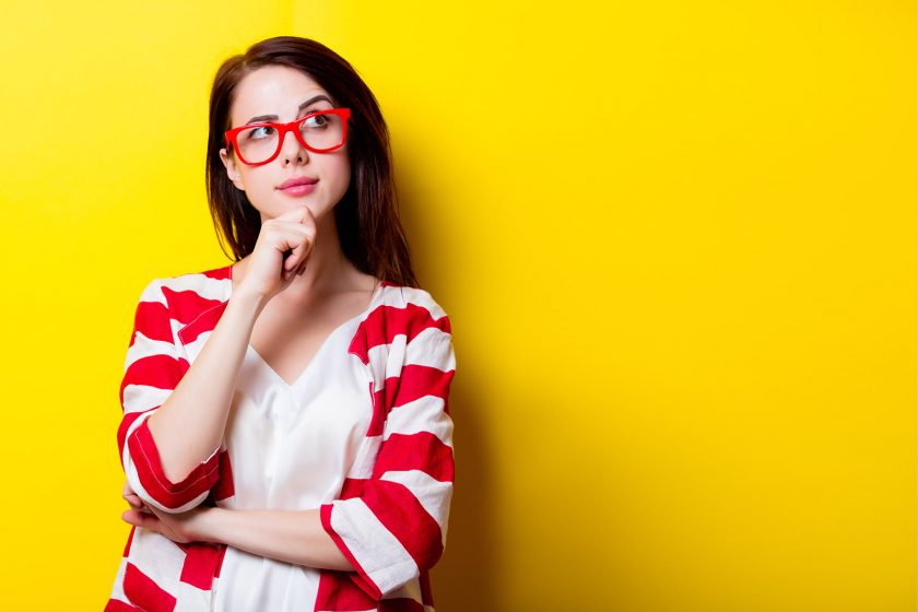 hình ảnh cô gái xinh đẹp đang suy nghĩ