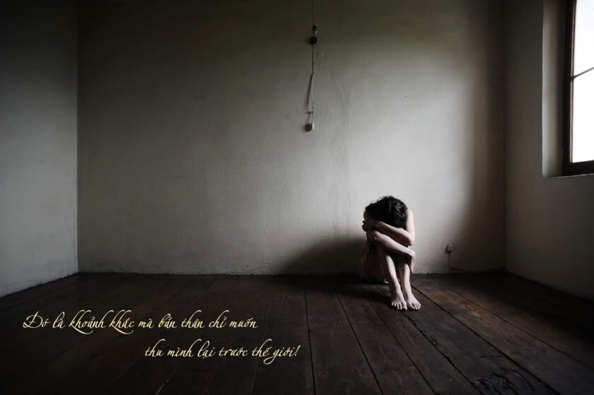 hinh anh con gai co don mot minh trong phong