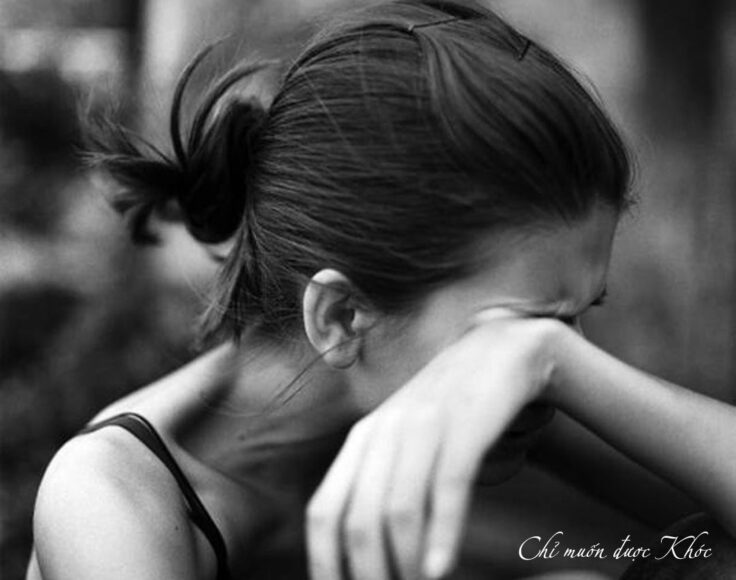 hinh anh mot minh buon khoc