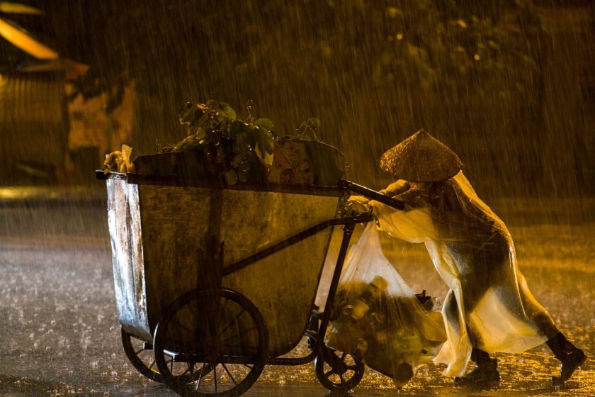 hinh anh troi mua va nguoi don rac