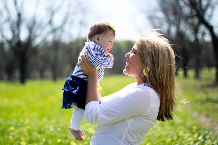 hình ảnh của mẹ và em bé vui vẻ hạnh phúc