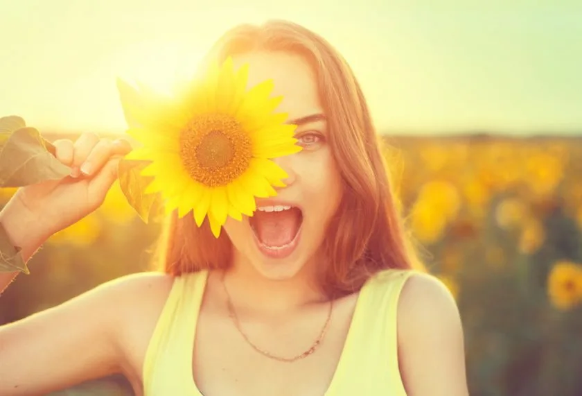 hình ảnh yêu đời vui vẻ của cô gái bên hoa hướng dương