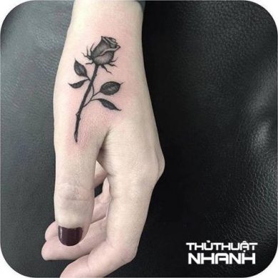 hình xăm hoa hồng đen nhỏ ở bàn tay