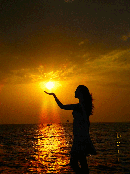 ảnh động người con gái đón ánh mặt trời bình minh trên biển