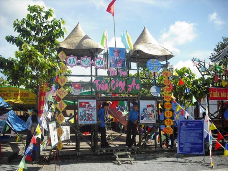 mẫu cổng trại kết hợp với thiên nhiên như resort