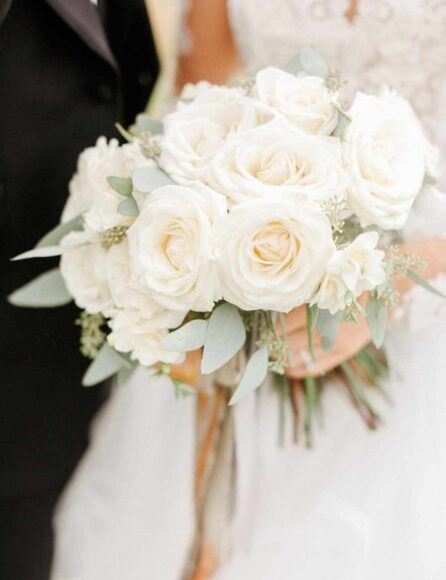 Hình ảnh bó hoa hồng trắng cầm tay của cô dâu