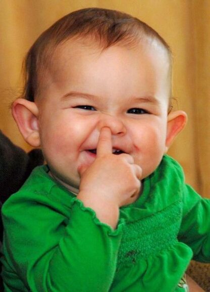 ảnh avatar hài em bé ngoáy lỗ mũi