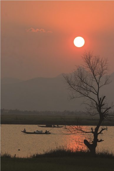 ảnh hoàng hôn buồn bên bờ sông