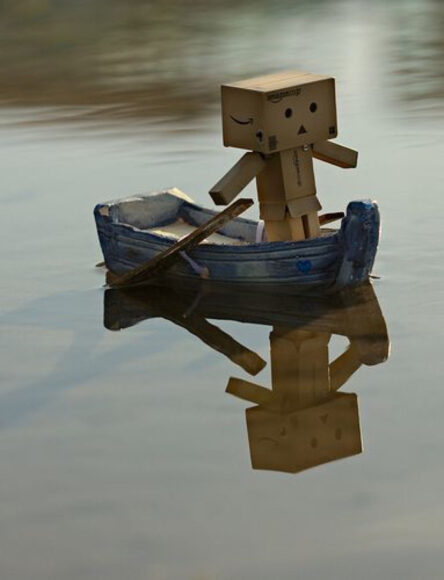 ảnh người gỗ bơi thuyền trên sông