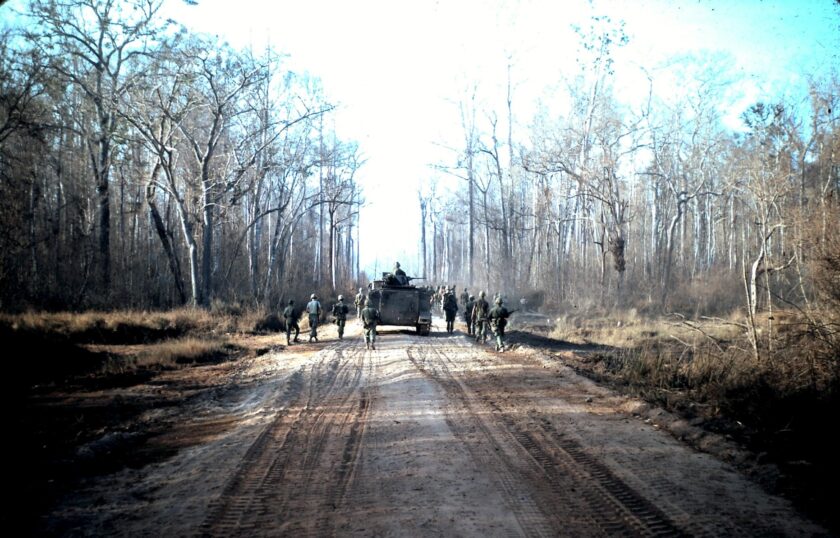Hình ảnh chú bộ đội đang hành quân