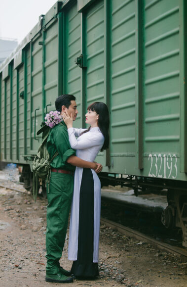 Hình ảnh chú bộ đội tạm biệt người yêu