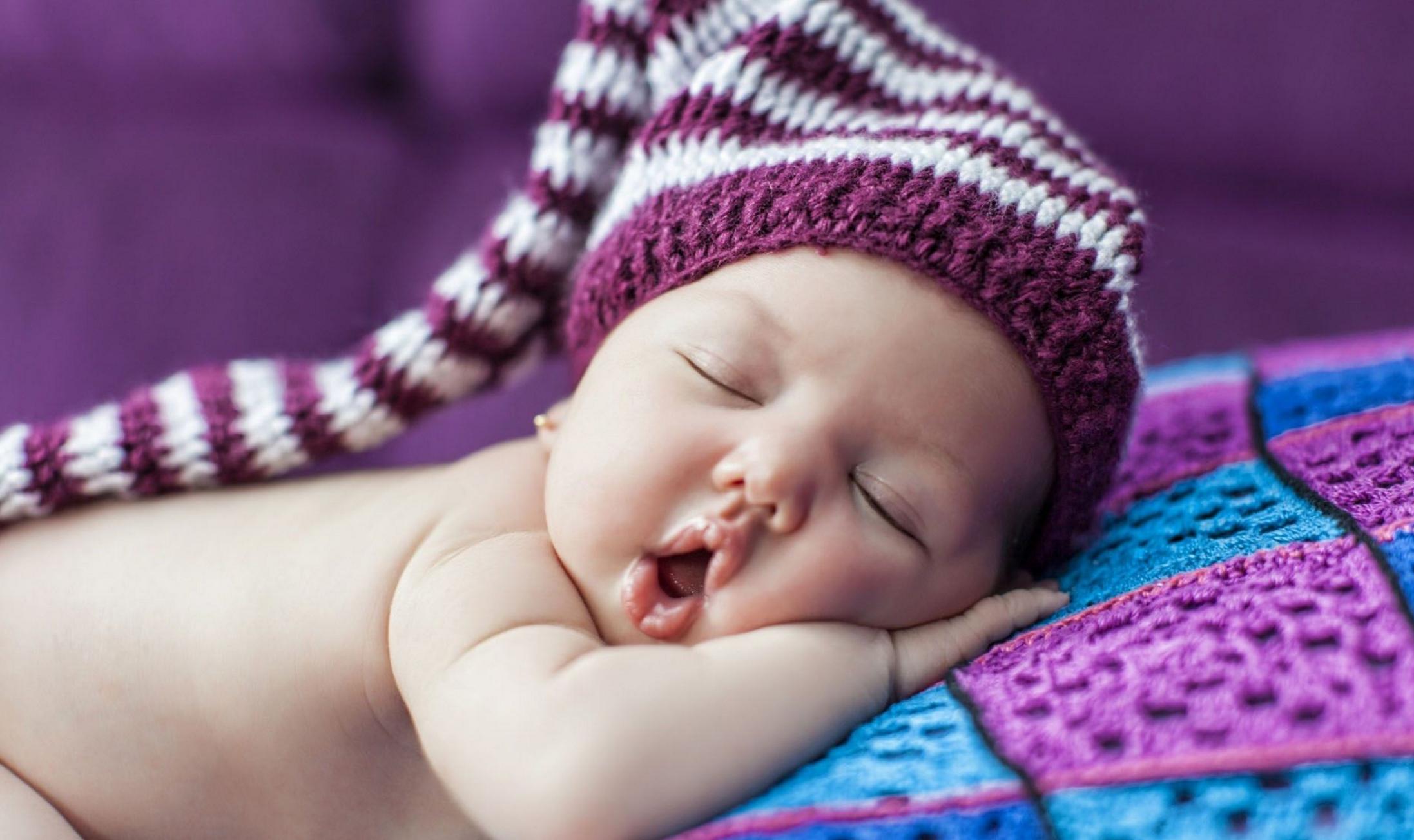 Những hình ảnh buồn ngủ em bé sẽ khiến bạn muốn ôm chặt con mình hơn bao giờ hết. Hãy để chính lòng mình được tròn đầy hơn bằng những bức ảnh đáng yêu này.
