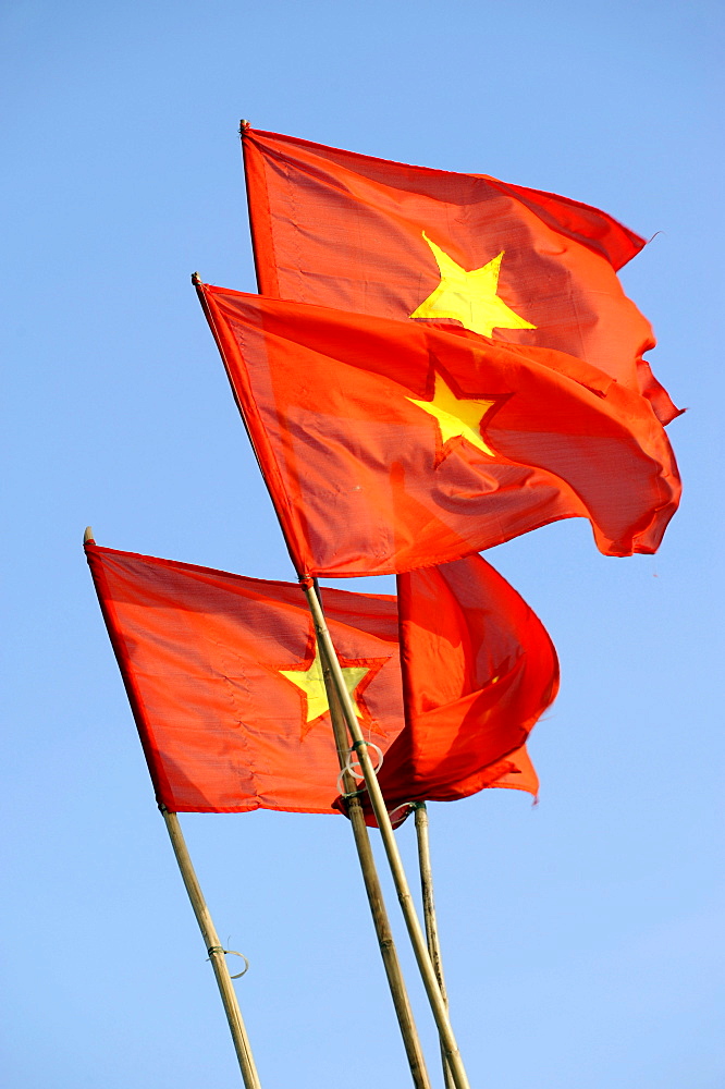 Biểu tượng quốc gia: Lá cờ, quốc huy và quốc ca là những biểu tượng quốc gia đặc trưng của Việt Nam. Từ lâu, chúng đã trở thành niềm tự hào của mỗi người Việt Nam và đại diện cho sức mạnh, độc lập và lòng yêu nước của đất nước chúng ta.