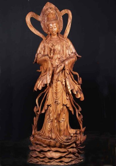 Hình ảnh Phật Quan Âm bằng tượng gỗ đang cứu độ chúng sinh