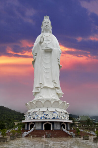 Hình ảnh Phật Quan Âm sừng sững uy nghiêm