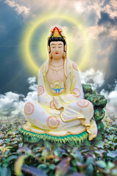 Hình ảnh Phật Quan Âm trên đầm sen