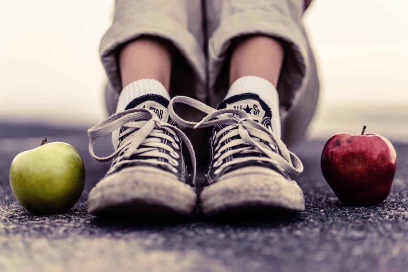 hình ảnh quả táo và đôi giày