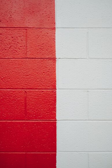 hình ảnh vệt sơn đỏ cạnh vết sơn trắng trên tường gạch