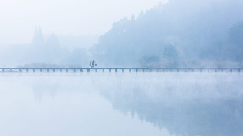 hình nền con người giữa thiên nhiên mùa đông sương mù