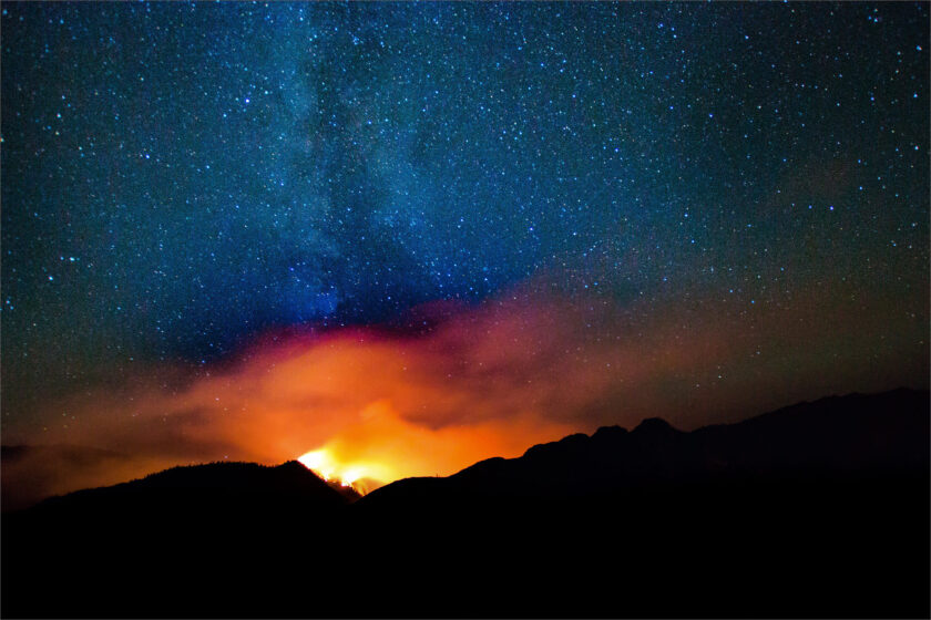 hình nền lửa sáng rực bầu trời từ một đám cháy rừng