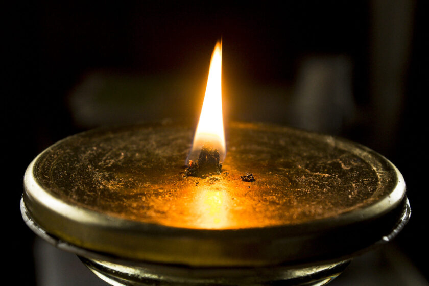 hình nền ngọn lửa tĩnh lặng trên đĩa của đèn đồng