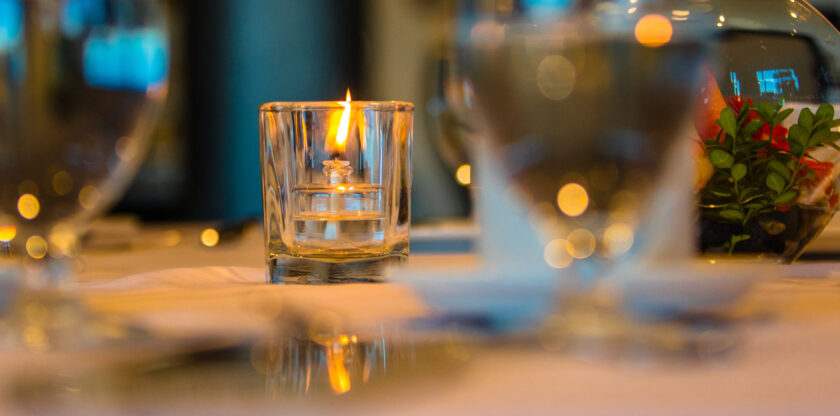 hình nền ngọn lửa vàng huy hoàng trong cốc thủy tinh